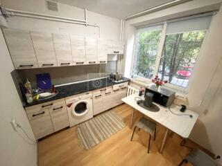 Vă propunem spre chirie apartament cu o odaie, bloc vechi, amplasat ..