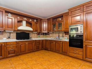 Se dă în chirie casă amplasată în sectorul Buiucani. Locuința este ...