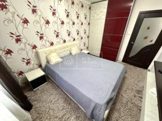 Vă propunem spre chirie apartament cu 3 odăi, bloc vechi, amplasat în 