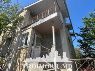 Vă propunem spre vânzare această casă în 2 nivele, amplasată în sect. 