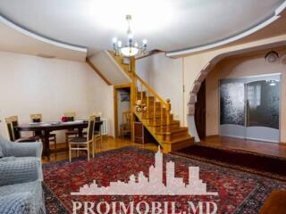 Vă propunem spre vânzare acest apartament în două nivele cu 4 ...