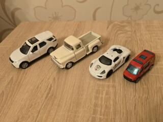 Модели машин и брелок для ключей