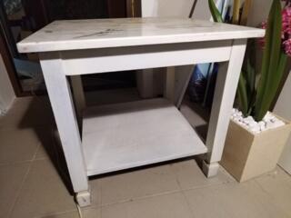 Продается столик деревянный