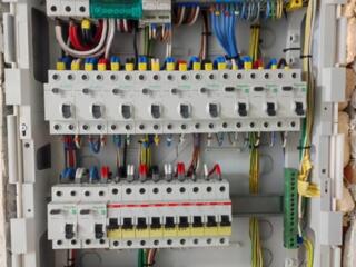 Фирме требуется электрик для сборки щитов