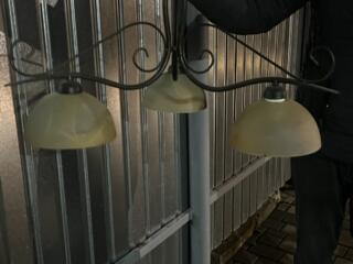 Продам люстру на 3 лампочки