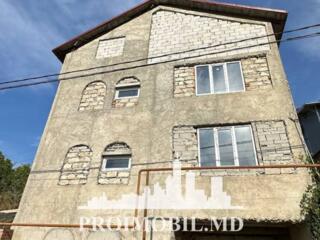 Vă propunem spre vânzare această casă în 3 nivele, amplasat în ...