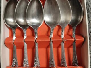 Продаётся столовый набор ложек.