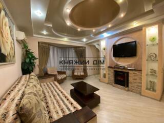 Оренда 3-х кім. шикарної квартири в самому центрі міста. Розташована .