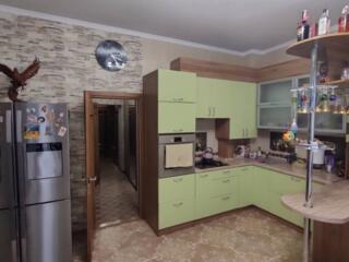 В продаже современная двухкомнатная квартира у моря, расположенная в .