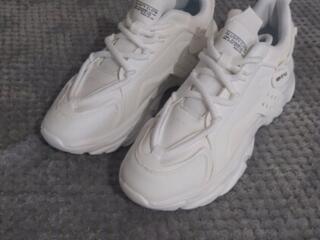 Продам совершенно новые кроссовки