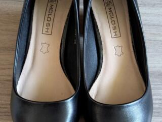 Продаются чёрные женские туфли