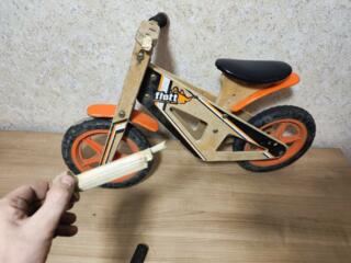 Продам деревянный беговел под восстановление. Отломана одна ручка цена двести