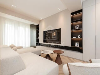 Apartament spațios de 136mp. în inima orașului, amplasat într-un ...