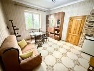 Se vinde casă lângă Parcul Valea Morilor. Suprafata: 205 mp. Teren- ..