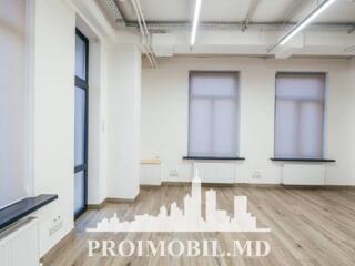 Se oferă spre chirie spațiu pentru oficii amplasatîn sect. Centru, ...