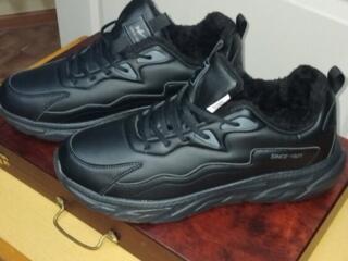 Кроссовки новые теплые 46-47 размер