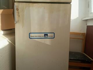 Продам холодильник 300р рабочий (самовывоз)