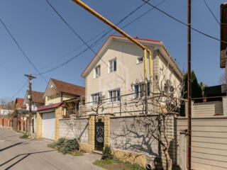 Se vinde casă amplasată într-o zonă liniștită în or. Codru, pe str. ..