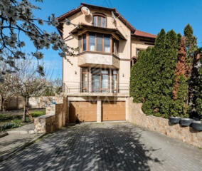 Casă deosebită, amplasată într-un sector rezidențial liniștit din ...