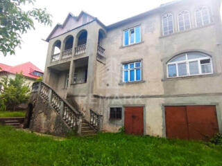 Se vinde  casă în 3 nivele, în or. Codru, la 5 min distanță de sect. .