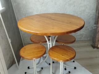 Продаю стол и табуретки