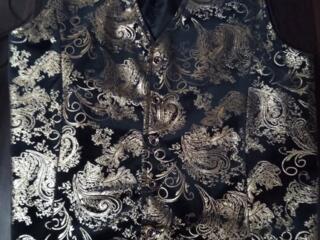 Жилетка с золотым рисунком в хорошем состоянии