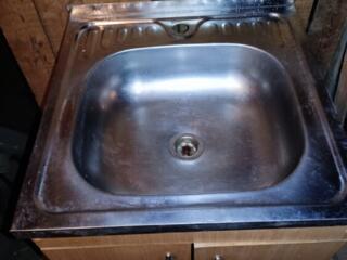 Продам кухонную тумбу с накладной мойкой б/у