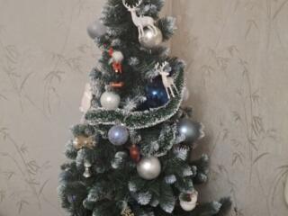 Пушистая ёлка со снежным напылением