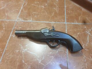 Продаётся пистолет (реплика) зажигалка.