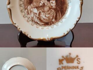 Декоративная фарфоровая тарелка на деревянной подставке. Чехословакия