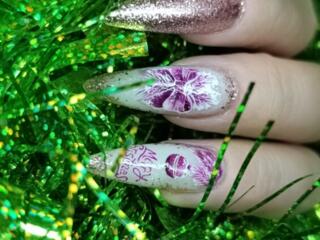 Покрытие, коррекция и наращивание ногтей.