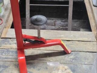 Продам пресс для укупорки пробок в бутылки новый