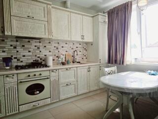 В продаже дом в пгт. Великодолинское. Расположен в центре, рядом ...