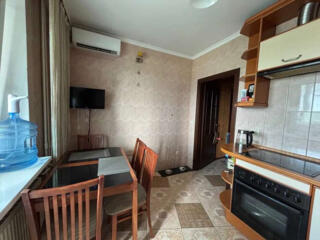 Продаётся двухкомнатная квартира. Днепровский район, улица Новаторов, 