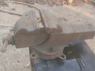 Тиски слесарные