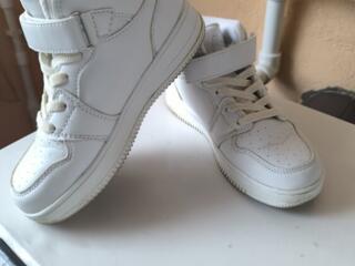 Белые высокие кроссовки