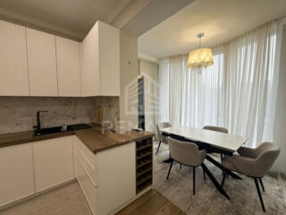 Apartament cu zonă privată și teren de joacă pentru copii, în bloc ...