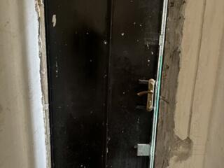 Продам входную правую металлическую дверь б/у