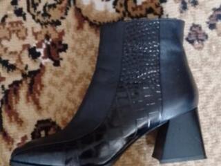 Продам женские ботинки.