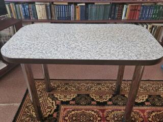 Продам обеденный стол.