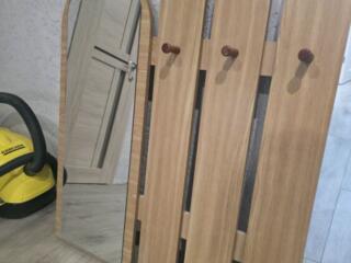 Продам вешалку для верхней одежды с зеркалом.