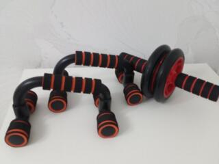 Упоры для отжимания и гимнастическое колесо для пресса 300 рублей