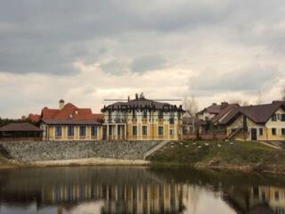 Дом новый есть еще гостевой. Находится в коттеджном городке Золоче, ..