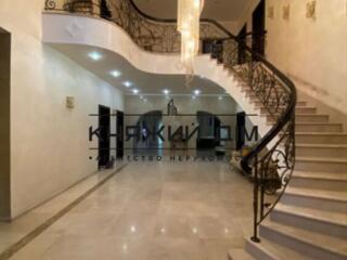 Дом площадью 819 м2 расположен в Киево - Святошинском районе ,с. ...