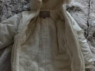 Продам белый зимний комбинезон (9–12 месяцев)