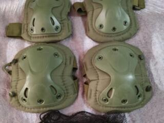 Наколенники.