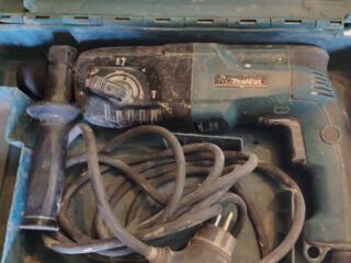 Перфоратор Makita 2450 работающий.