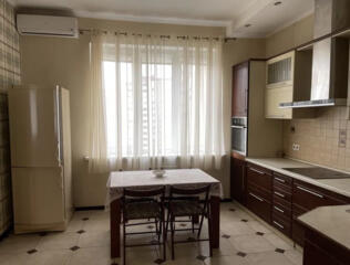 Продаётся двухкомнатная квартира. Дарницкий район, улица Урловская, ..