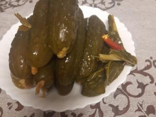 Домашние солёные огурцы и виноградные листья
