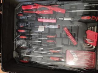 Чемодан на колёсах с инструментом набор